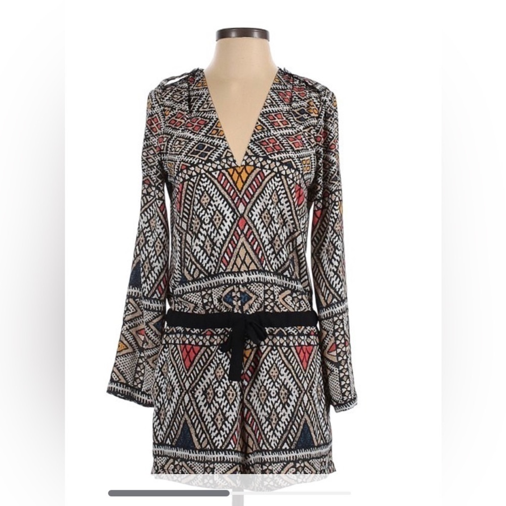 Bcbgmaxazria Romper With Roll Tab Sleeves. Size: Medium.